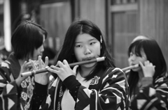 笛を吹く少女