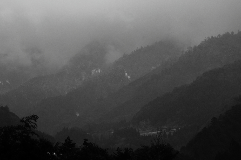 雨に煙る山脈