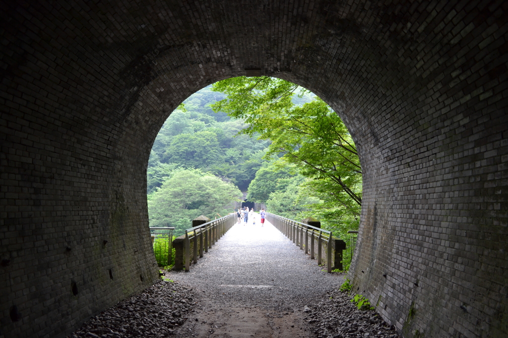 トンネルの先に