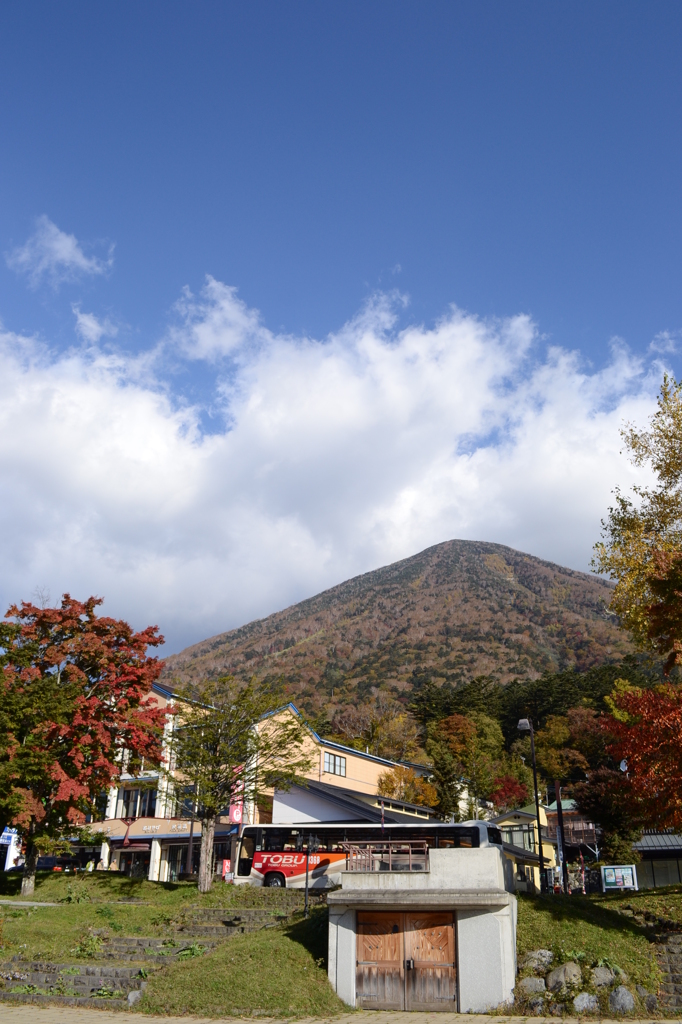 秋晴れの男体山