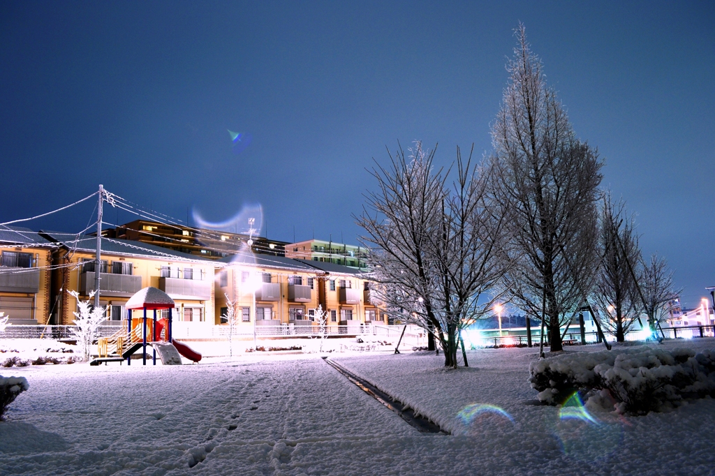 積雪公園の静けさ
