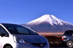 富士山と愛車ＦＩＴ