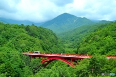 谷をまたぐ赤い橋