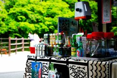 ビールとラムネとかき氷　奥にカップル