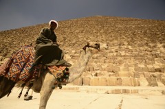 エジプト、ピラミッドにて。