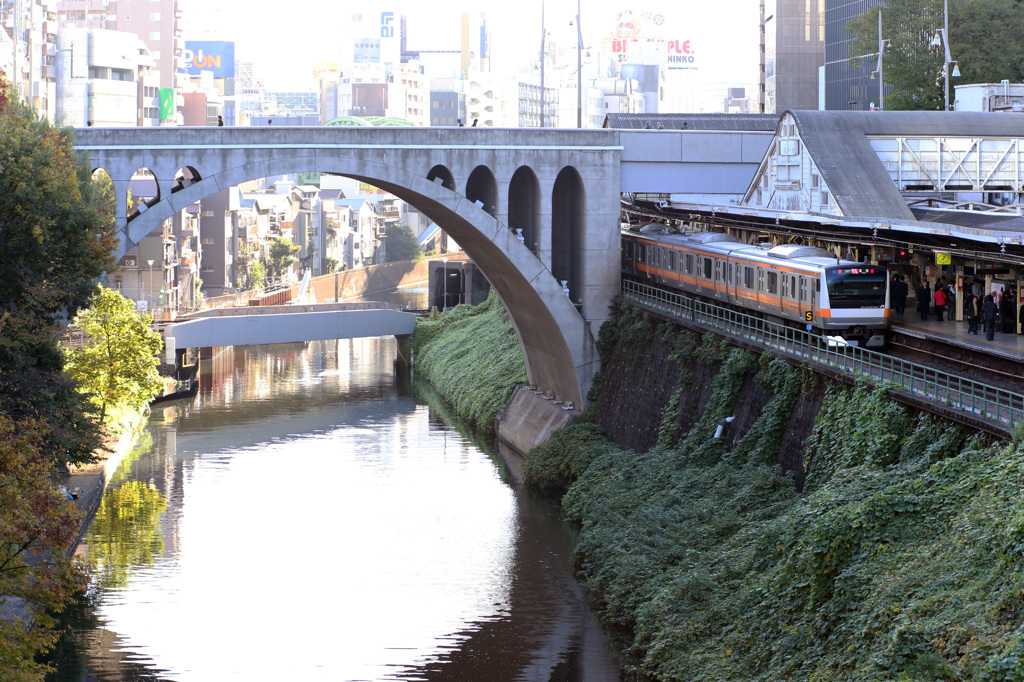 朝の御茶ノ水駅と聖橋