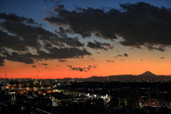 夕焼けの富士山と東京スカイツリー