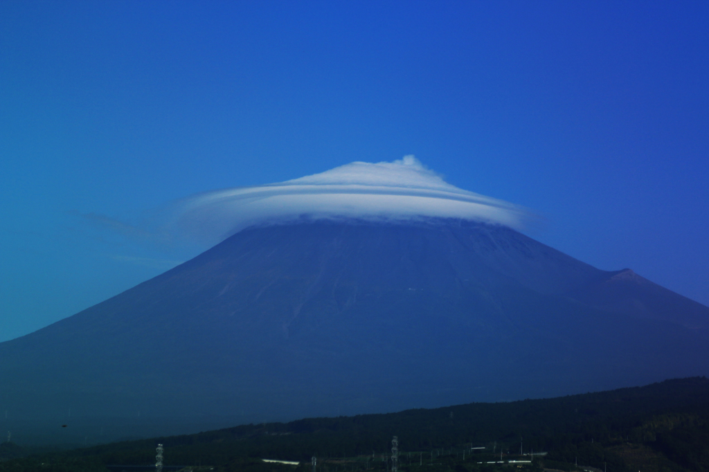 笠雲をかぶった富士山