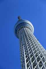 青空にのびる東京スカイツリー