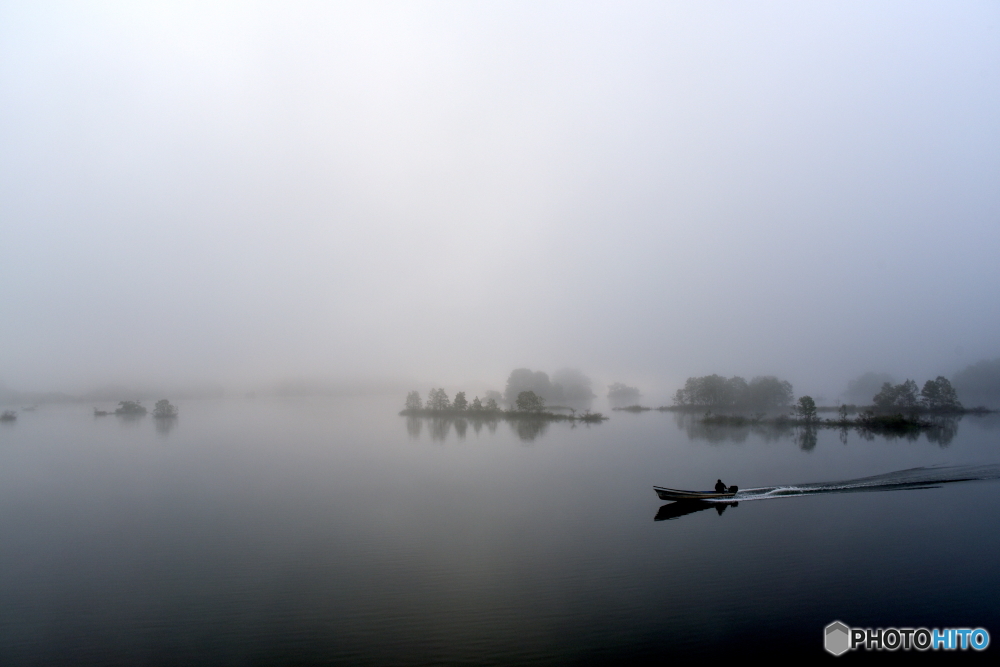 霧の秋元湖