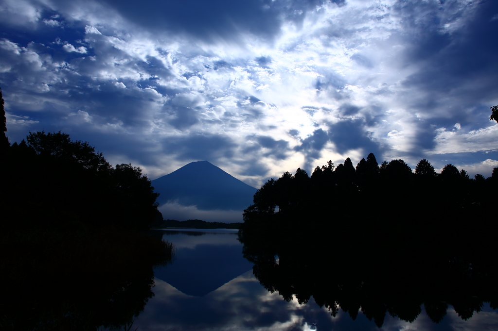 富士の夜明け