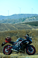 バイクのある風景 「高原にそびえる風車」