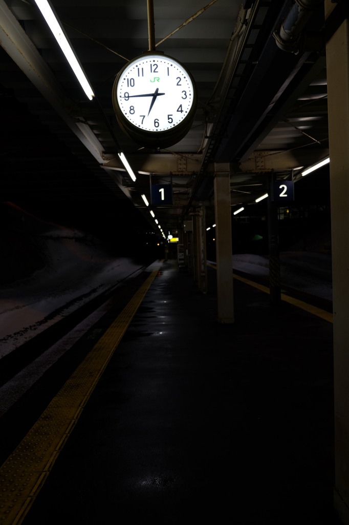 夜のプラットホーム