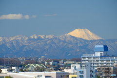 雪化粧の丹沢と富士
