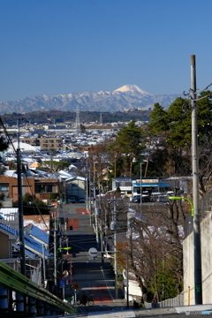 急坂の上から雪化粧を