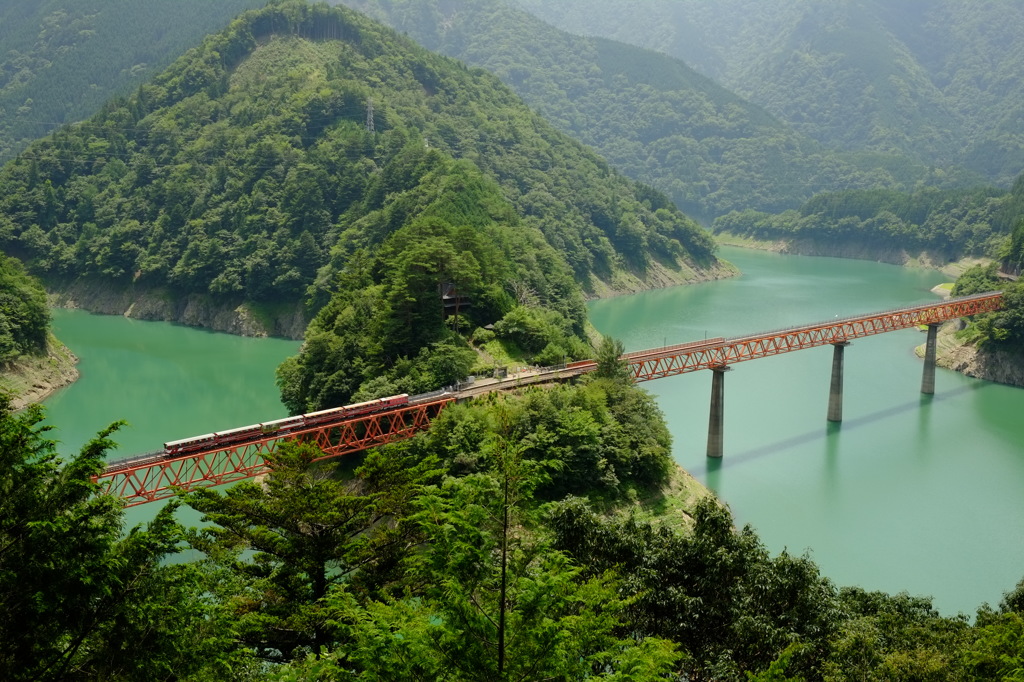 秘境の湖上駅