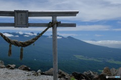鳥居越しに八ヶ岳と富士山