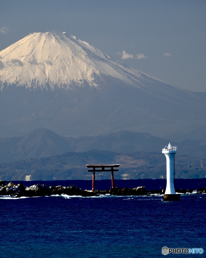 赤い鳥居と裕次郎灯台