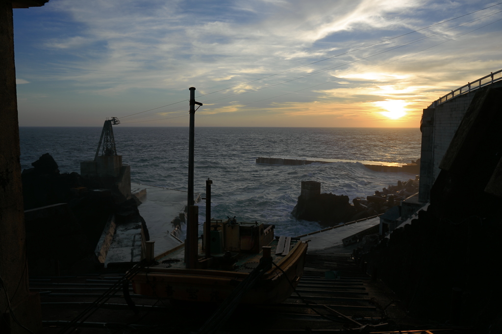 伊豆諸島最南端の島「青ヶ島」港で見る夕日１