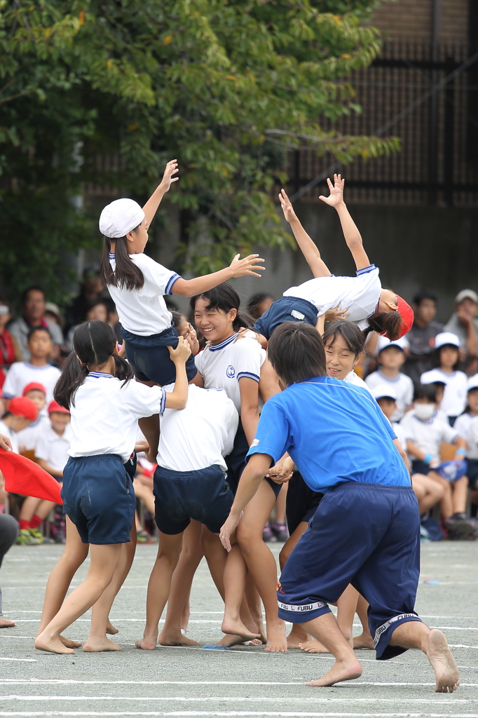 運動会、騎馬戦でイナバウアー？