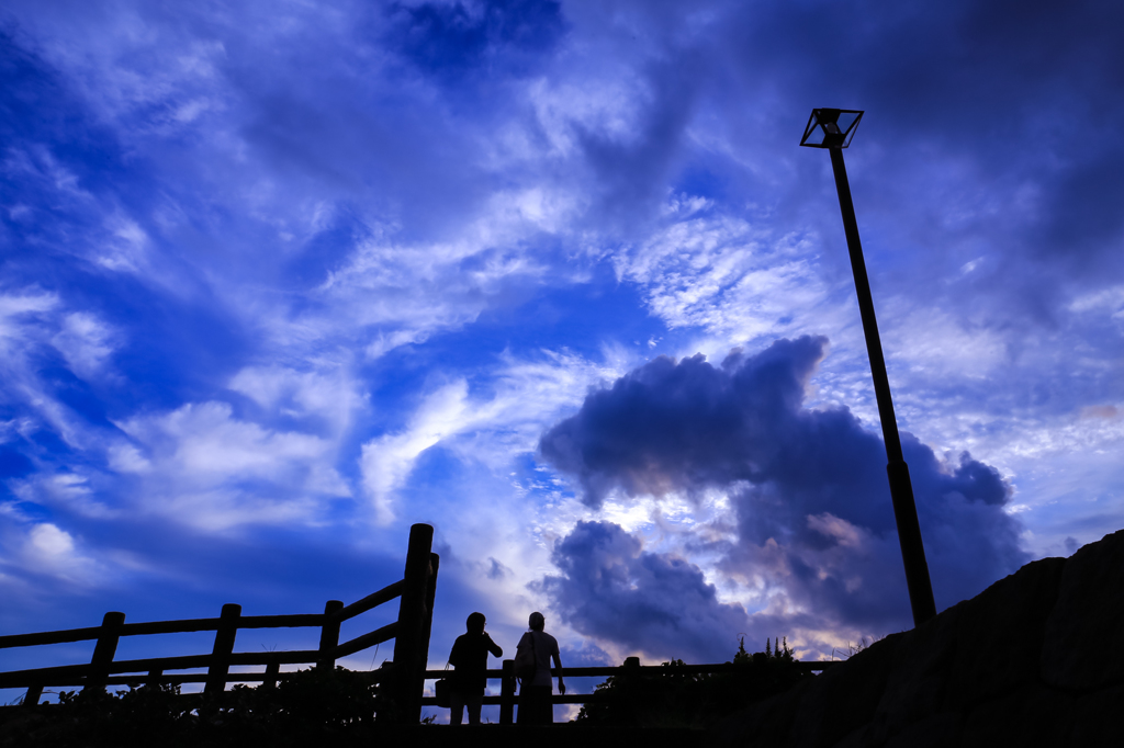 不穏な空