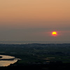 最上川と日本海に落ちる夕日