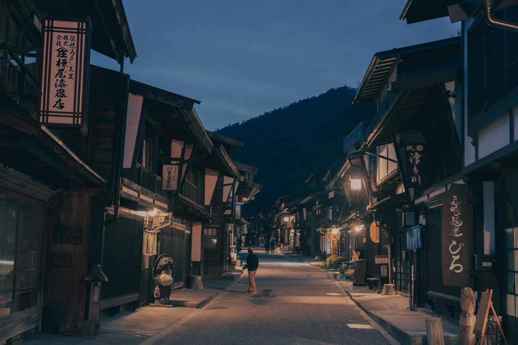 夕暮れ後の奈良井宿