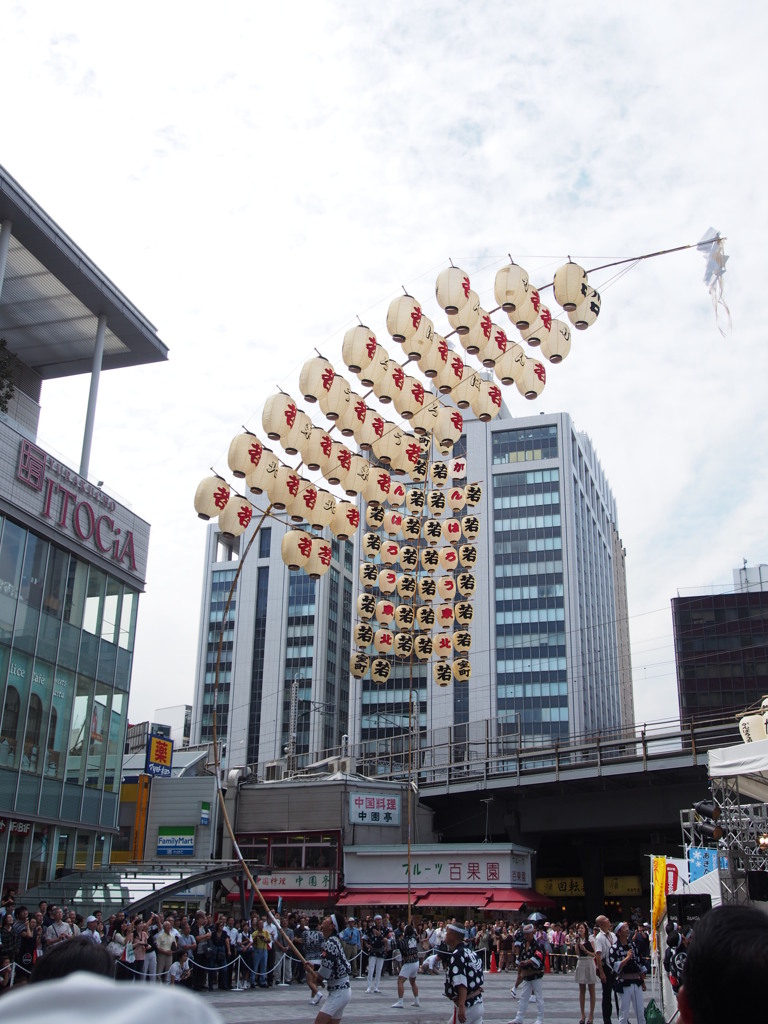 ふるさと　秋田祭り　竹、しなる