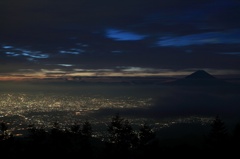 韮崎市街地の夜景と富士山