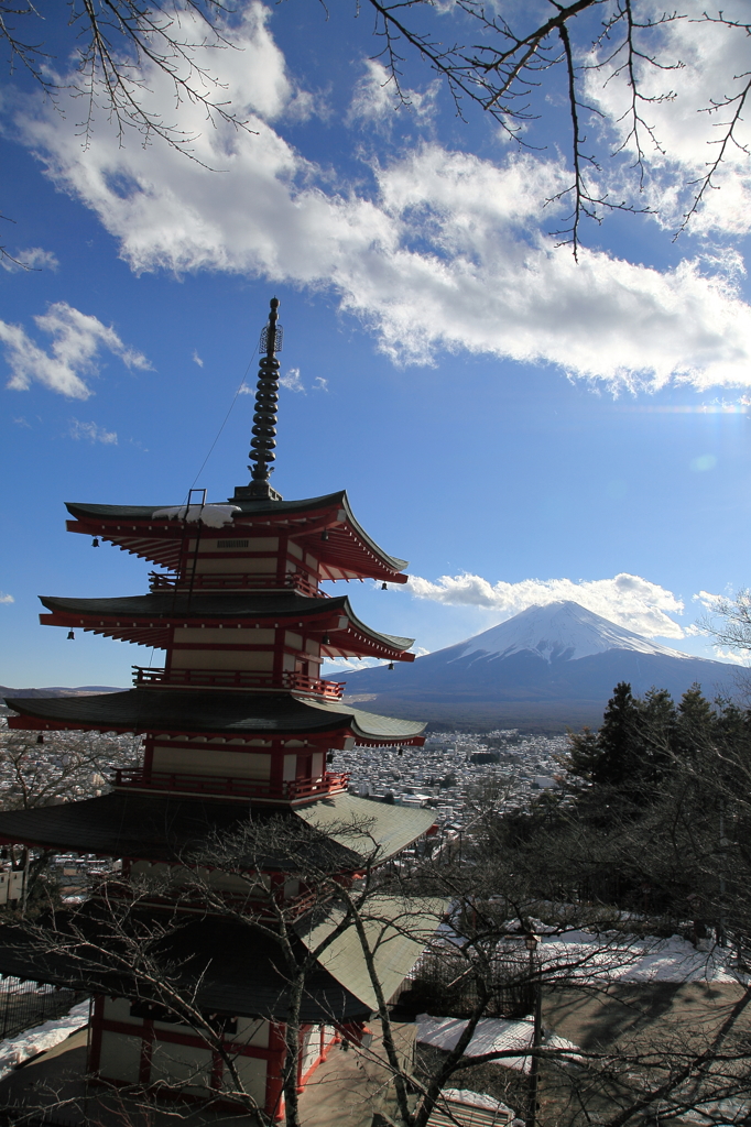 忠霊塔と富士山　