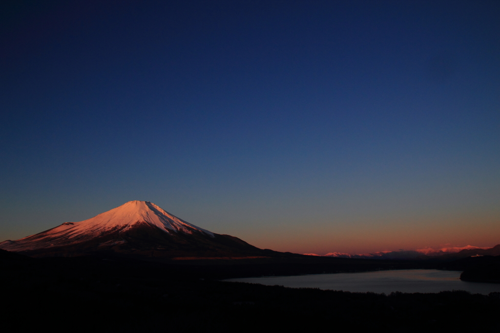 I朝焼けの富士山と山中湖