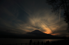 色づく雲と富士山