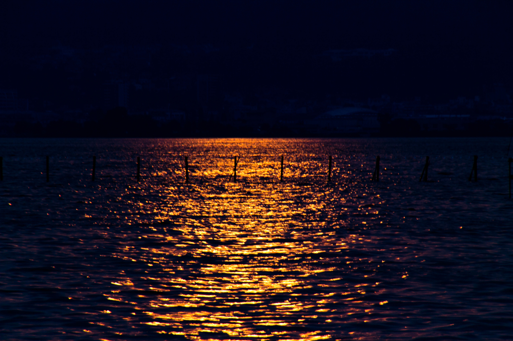 夕日で照る諏訪湖
