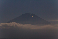富士山頂付近の明かり