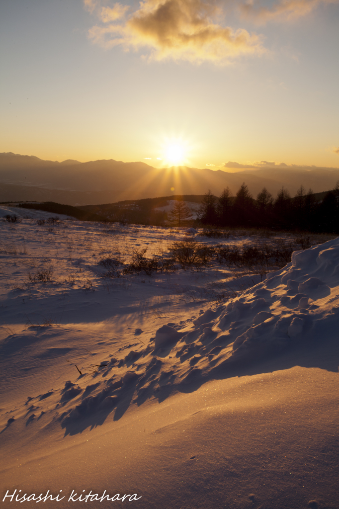 陽の光で色づく雪景色