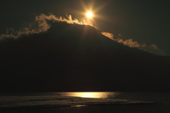 徐々に沈んでいく太陽と富士山