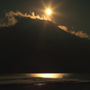 徐々に沈んでいく太陽と富士山