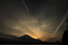 山中湖の夕景と白い３本線