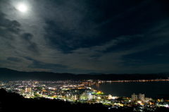 月明かりで照らされる諏訪の夜景