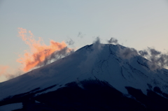 色づく雲と富士山頂