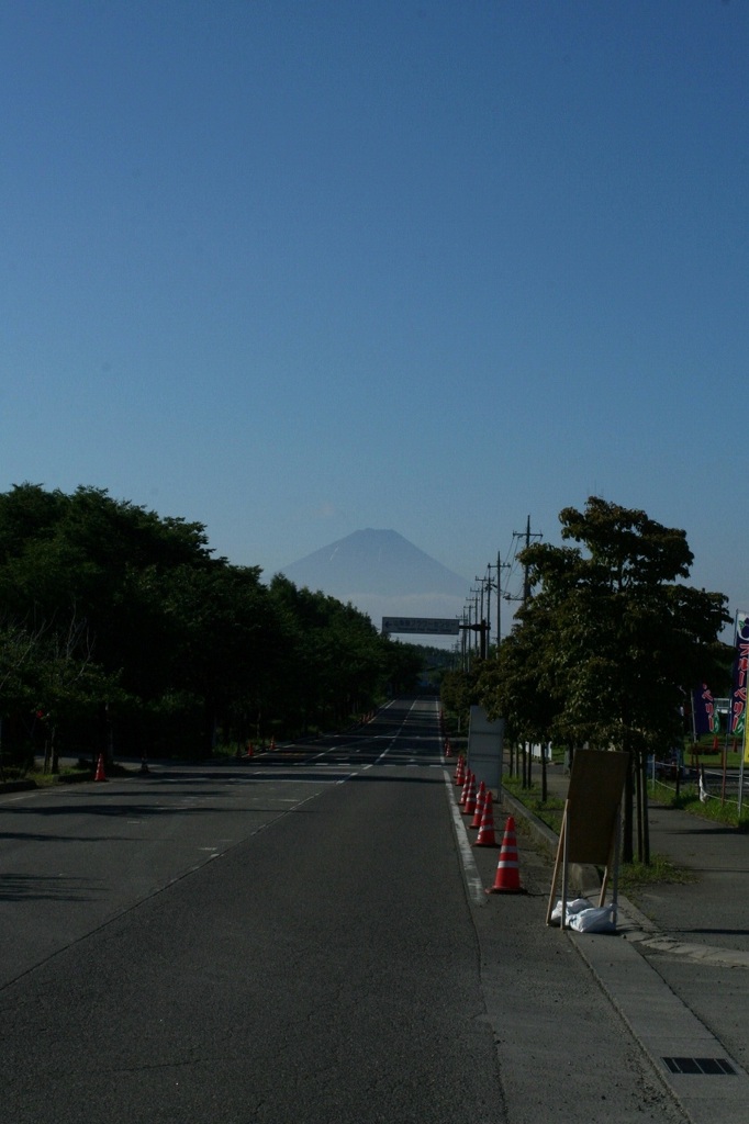 遠くに見える富士山