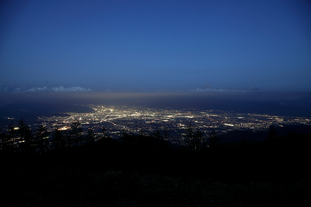 韮崎市街地の夜景・薄ら見える富士山