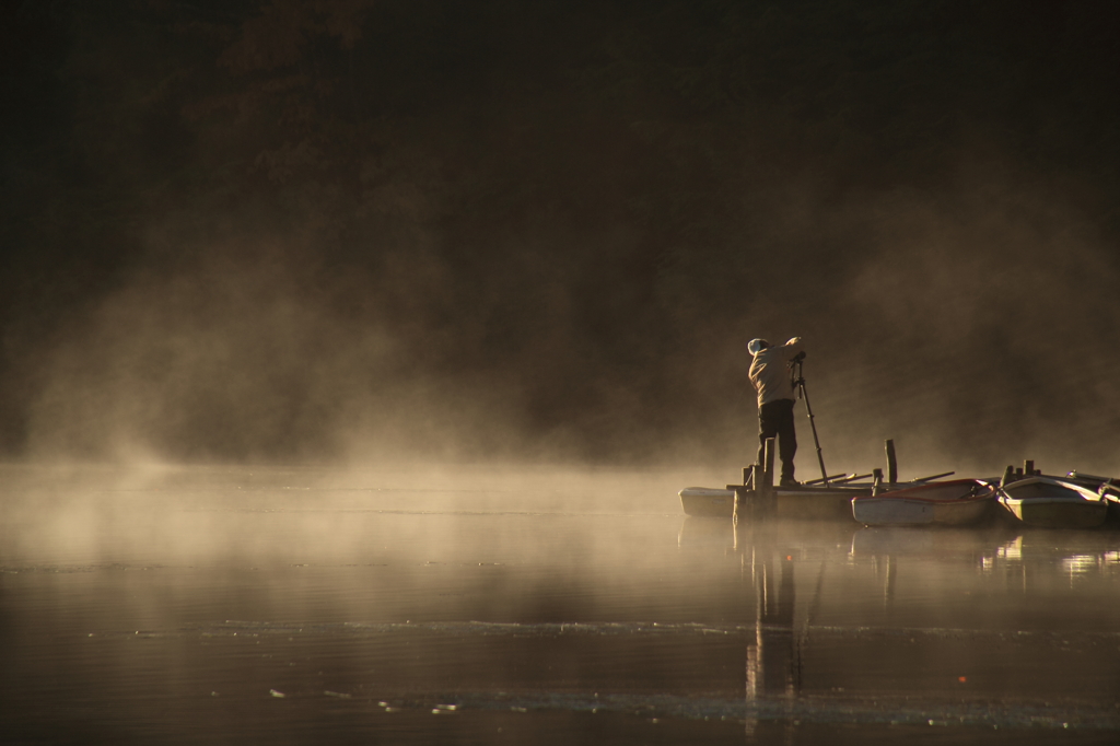 ボート屋さんと池面に立つ霧