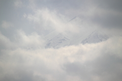 雲の合間から見える富士山の山肌