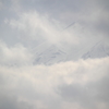 雲の合間から見える富士山の山肌