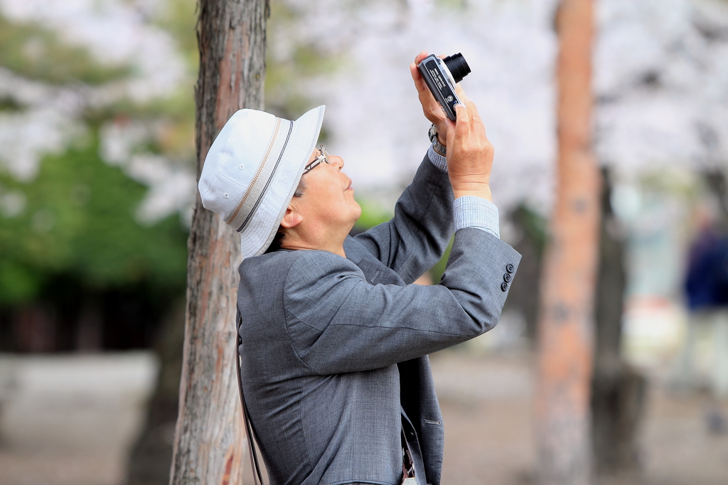 写真を撮るおじいさん
