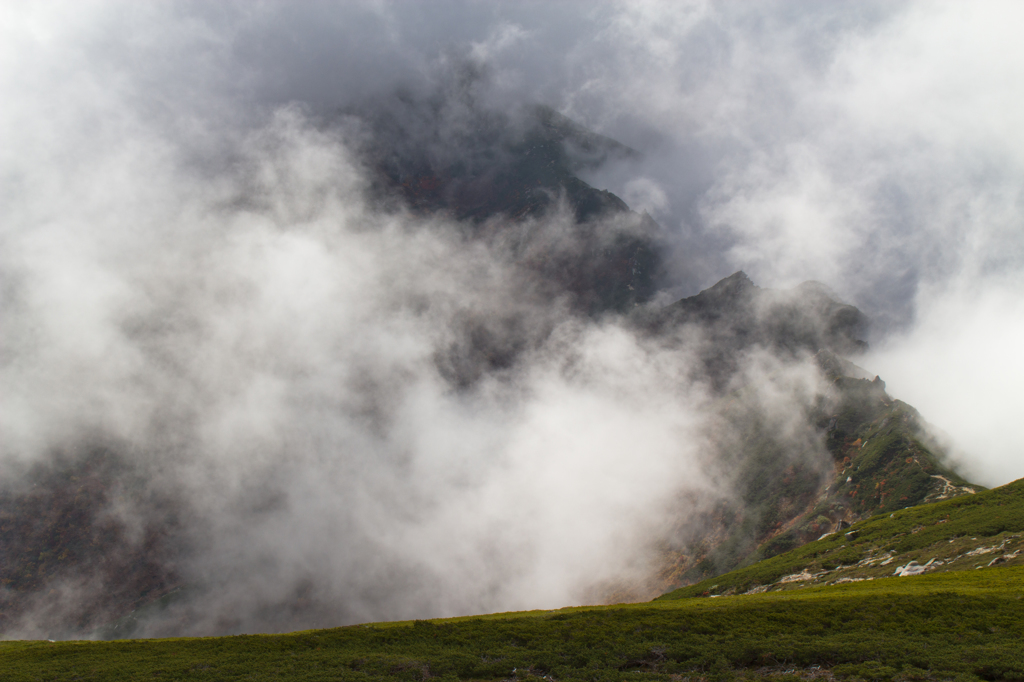 雲で覆われる三沢岳