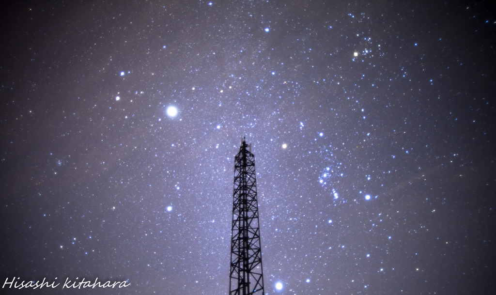 鉄塔に集まる星空