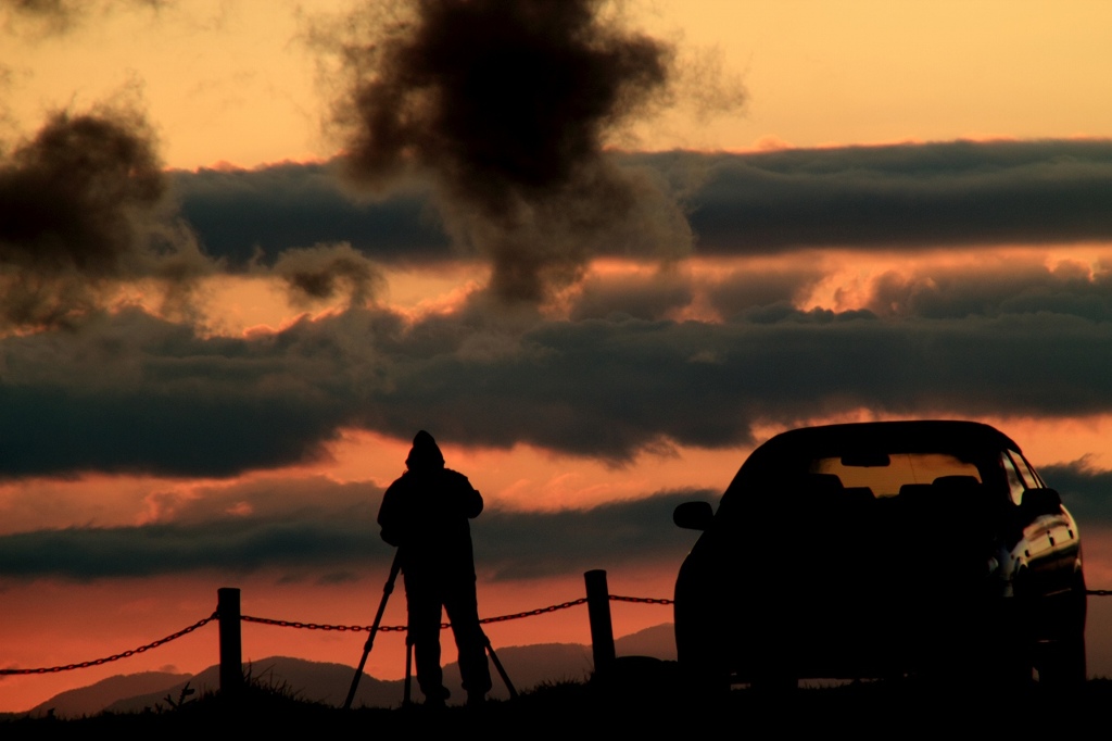 夕焼けを撮るカメラマン