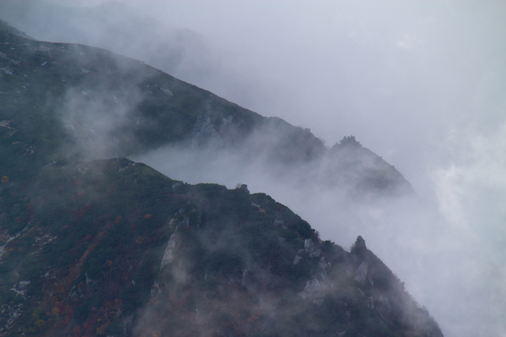 霞む尾根